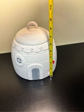 Xmas Cookie jar shaped like an igloo.